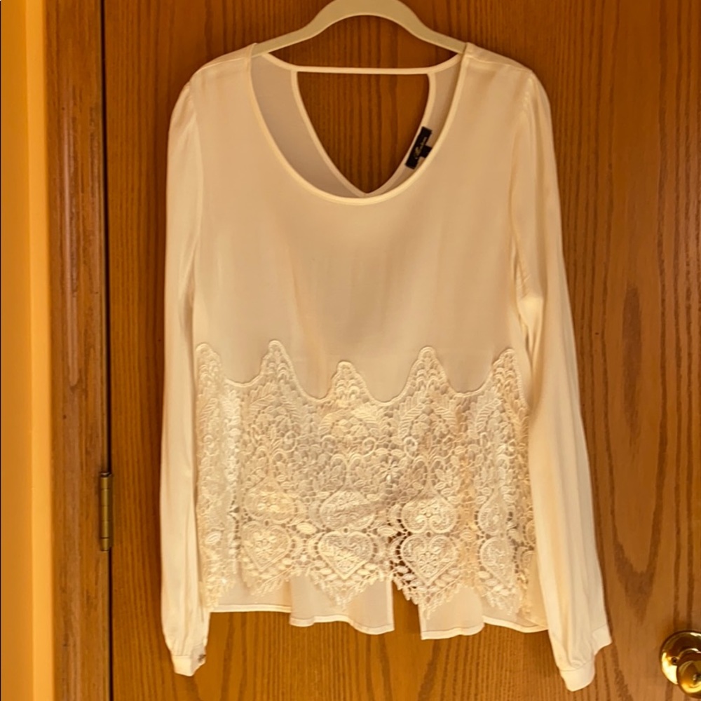 Fancy lace top w cute split in back.